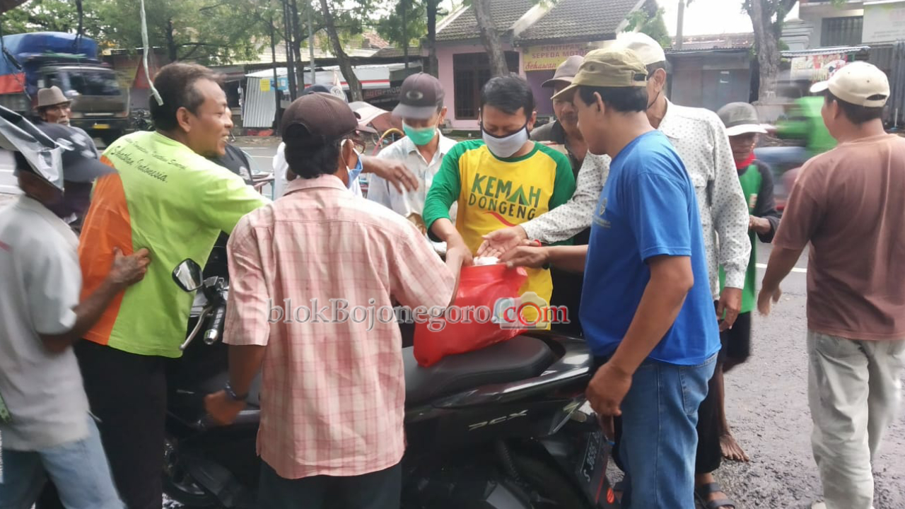 Peduli Sesama Komunitas Sejubah Berbagi Takjil