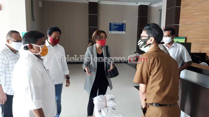 Satgas Lawan Covid-19 DPRD Bojonegoro Bantu APD di RSUD