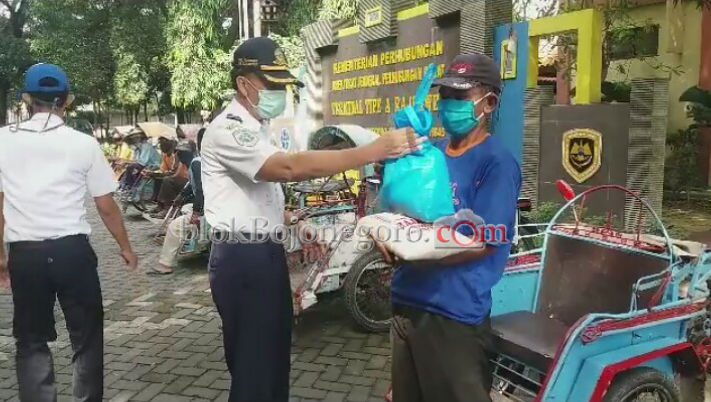 UPT Terminal Rajekwesi Bagikan Sembako ke Pedagang dan Tukang Becak