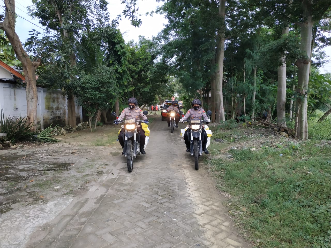 Brimob Salurkan Sembako untuk Warga Terdampak Covid-19