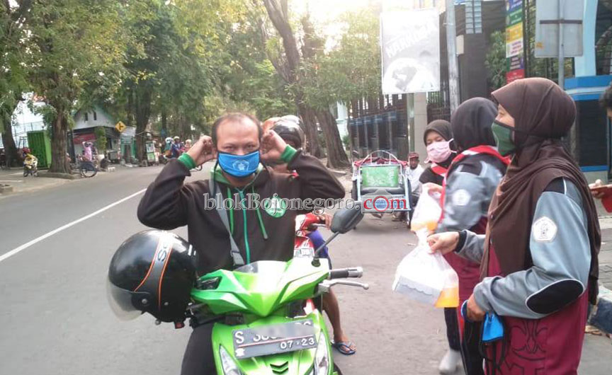 Pramuka Gudep SMAN 1 Bojonegoro Bagi Masker