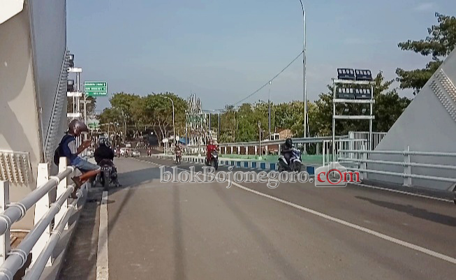 Menanti Waktu Berbuka di Jembatan Sosrodilogo saat Pandemi