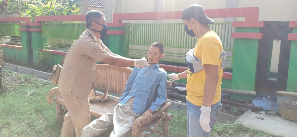 Tak Bisa Bicara, Seorang Pria Linglung Ditemukan di Stadion