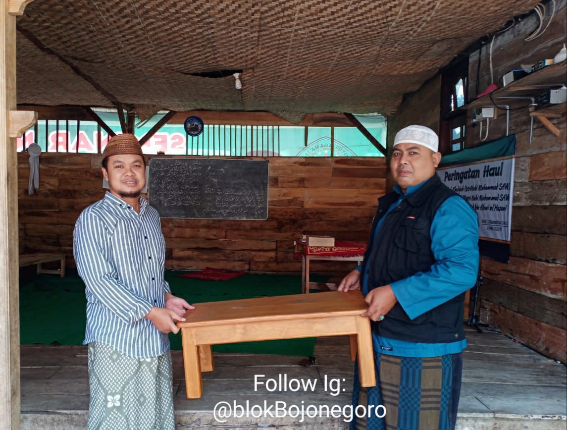 Ahbabul Musthofa Bojonegoro Bagikan Meja untuk Kyai Mengaji