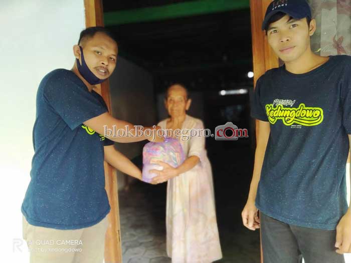 Bersama Karang Taruna, Komunitas Awardee Bagikan Sembako