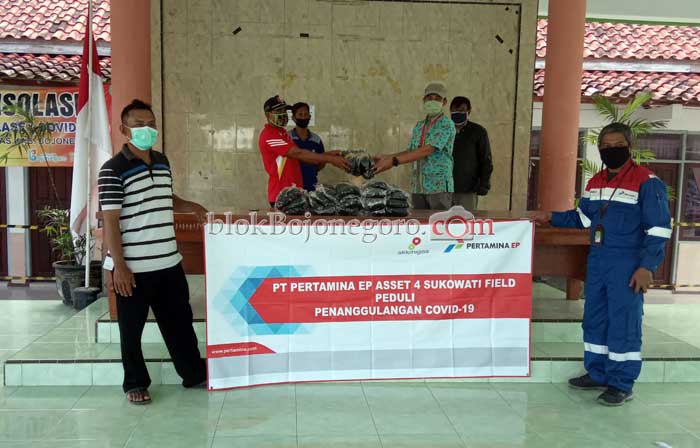 Pertamina EP Asset 4 Sukowati Field Serahkan Masker Kepada Gugas Desa Ngampel