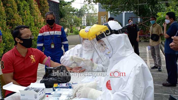 Pekerja di Pertamina EP Asset 4 Sukowati Field Rapid Test