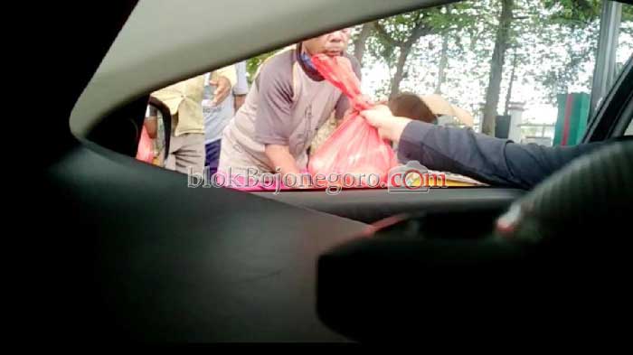 Hindari Kerumunan Alumni SMA 1 Bagikan Sembako Lewat Kaca Mobil