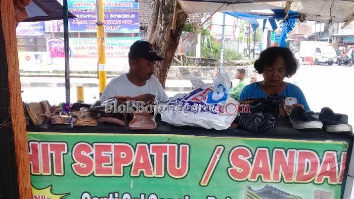 Jelang Lebaran, Penjahit Alas Kaki Diserbu Pelanggan