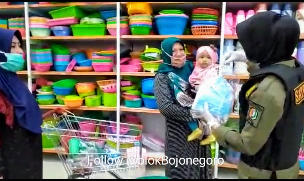 Petugas Cek Kepatuhan Pasar Mondern
