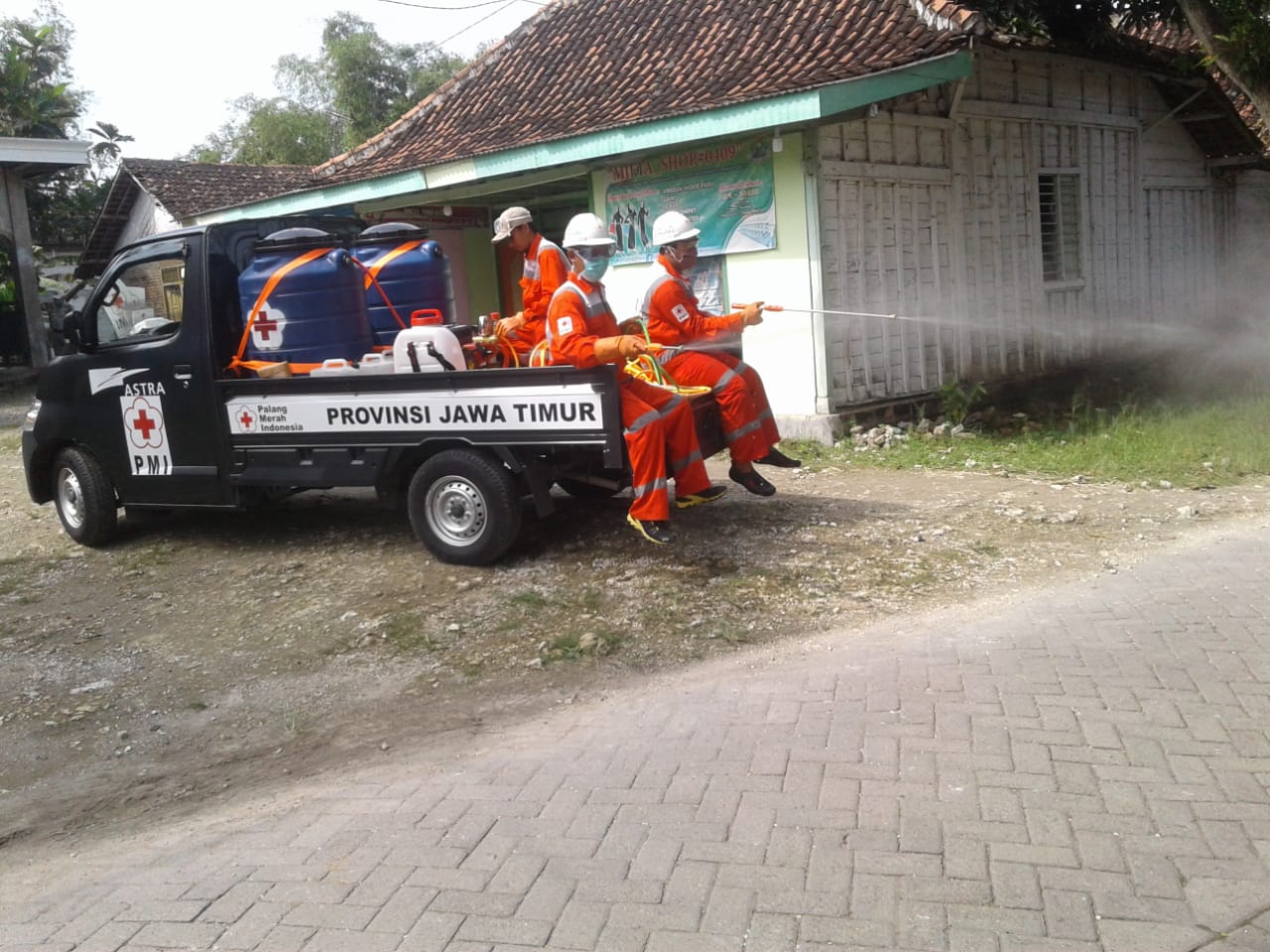 PMI Bojonegoro Lakukan Spraying Disinfektan di Ngulanan