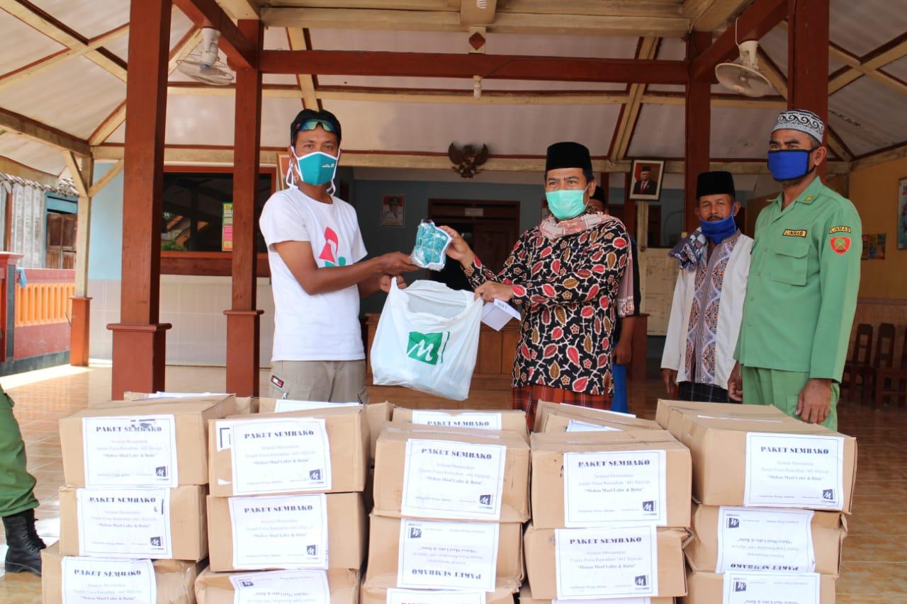 Ademos Bersama Yayasan Mannah Salurkan Sembako dan Masker