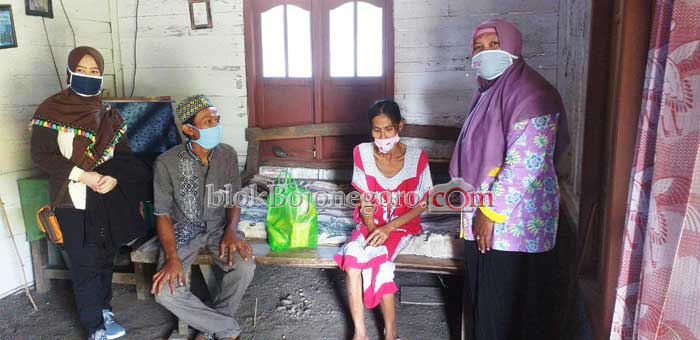 Penyuluh Kemenag Bagikan Ratusan Paket Sembako