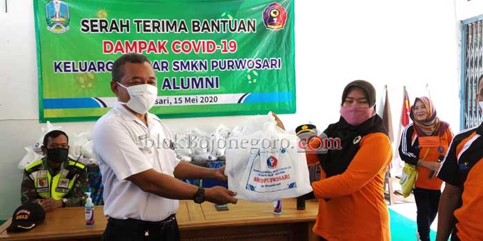 SMKN Purwosari dan Alumni Tergugah Salurkan Sembako dan APD