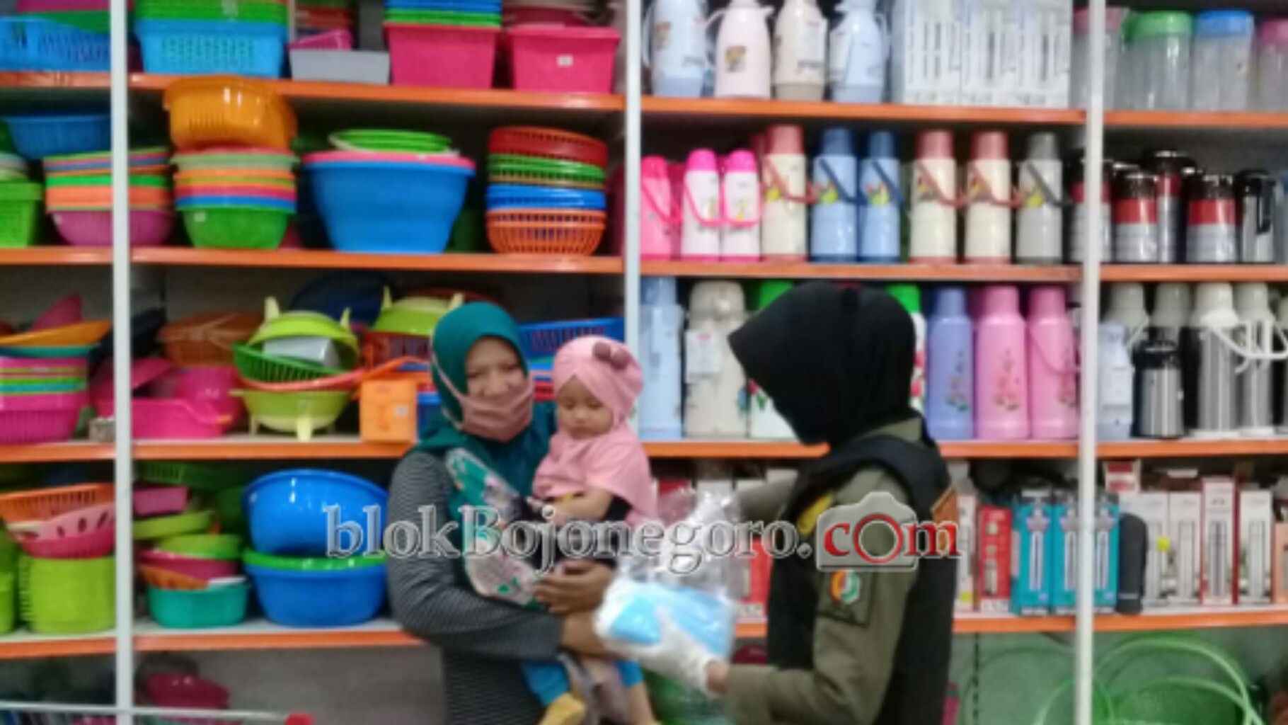 Satpol PP Merazia Pengunjung Tidak Pakai Masker