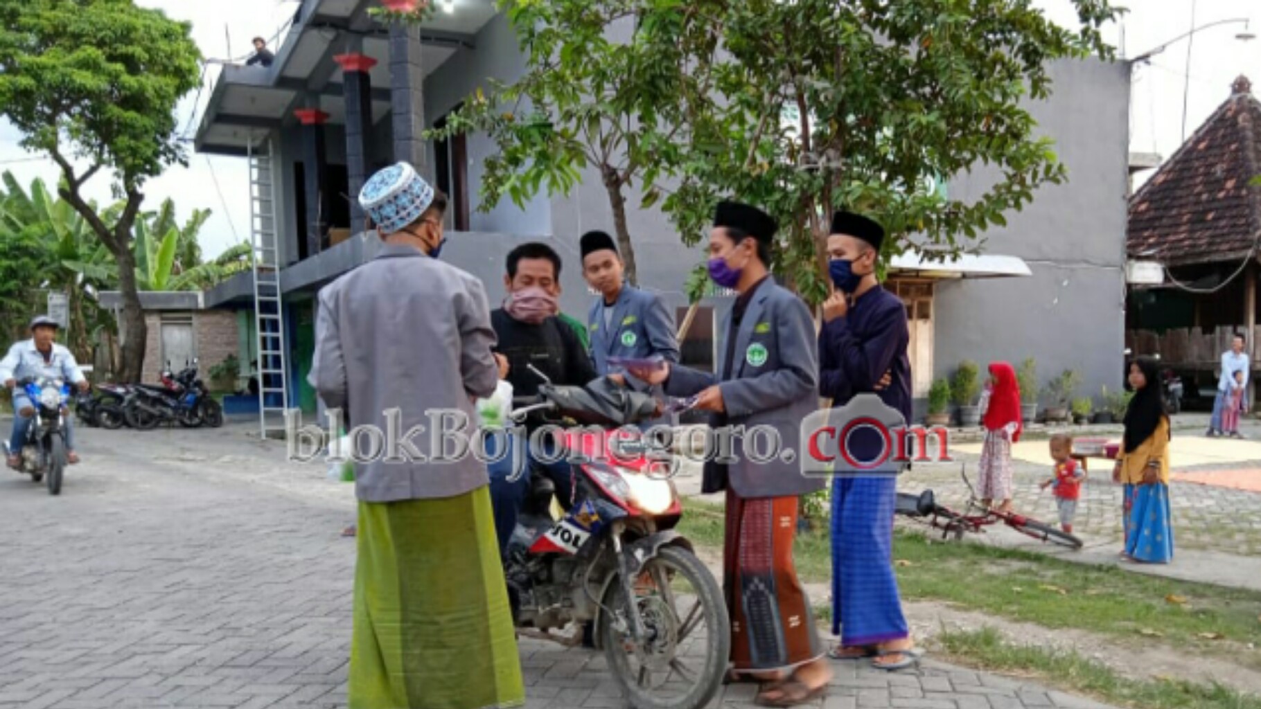 Bagi Masker dan Takjil, Menjadi Awal Kegiatan Pelajar NU Sugihwaras