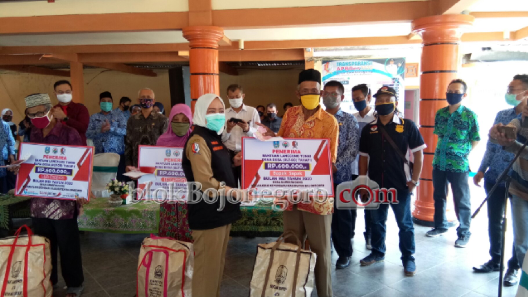 Disaksikan Gubernur, Bupati Bojonegoro Salurkan BLT DD