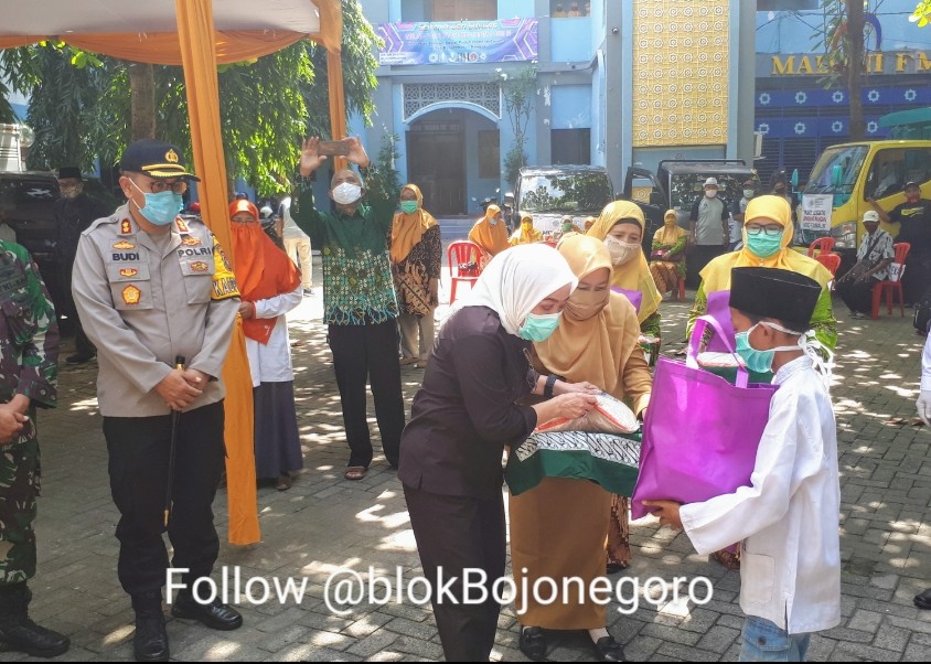 PDM Bojonegoro Bagi Ribuan Paket Sembako