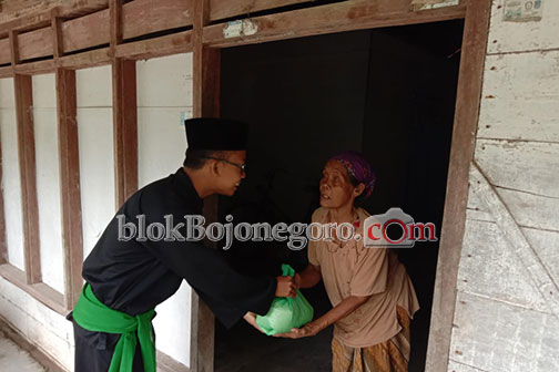 Ranting Pagar Nusa Pilanggede Bagikan Beras dan Santunan Anak Yatim