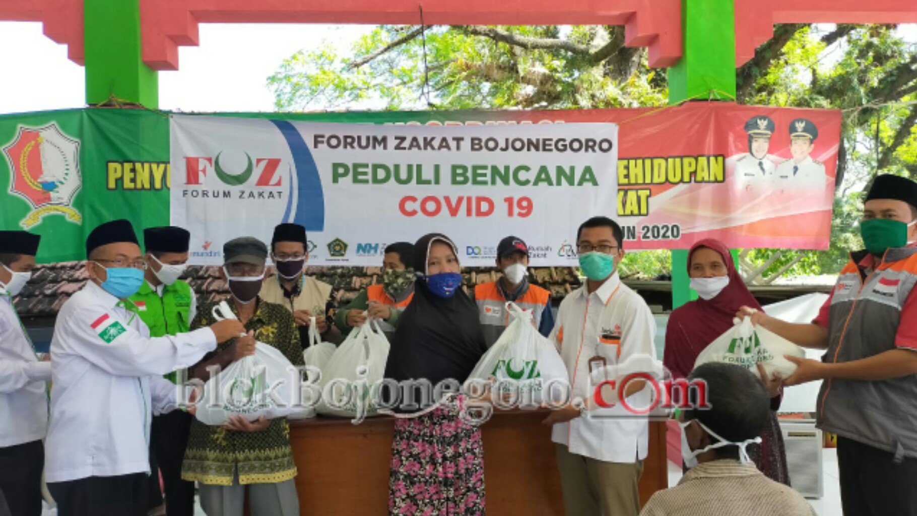 FOZ Bojonegoro Salurkan Bantuan Ke Warga Terdampak Covid 19
