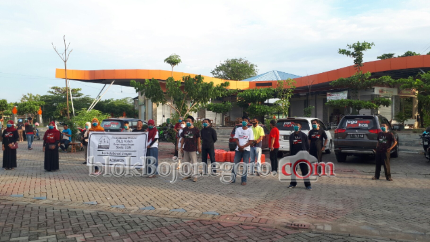 Ademos Bersama KKS UGM Bagi Takjil dan Masker