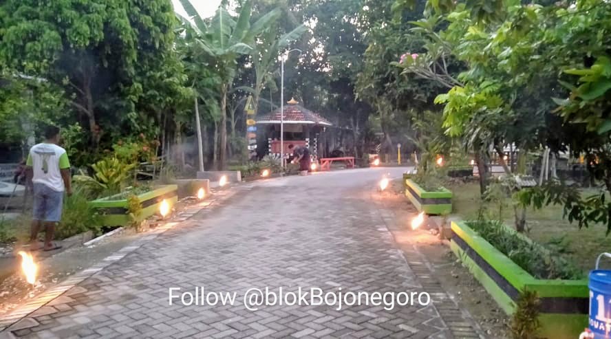 Lestarikan Tradisi Leluhur, Warga Sukowati Pasang Colok-colok