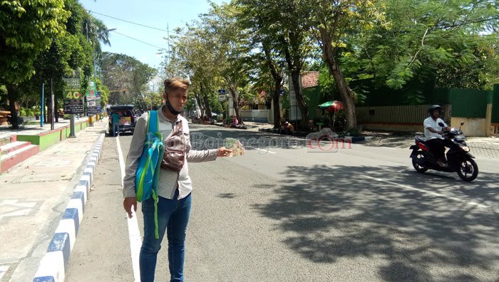 Jasa Penukar Uang Diserbu Warga, Sehari Bisa Menghabiskan Rp50 Juta