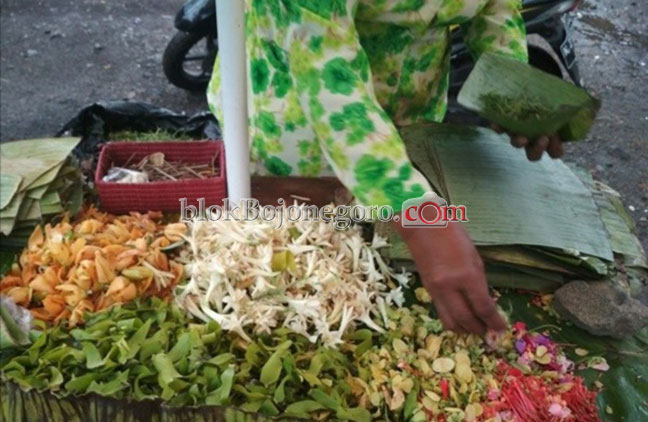 Jelang Lebaran, Bunga Tabur Makam Laris Manis