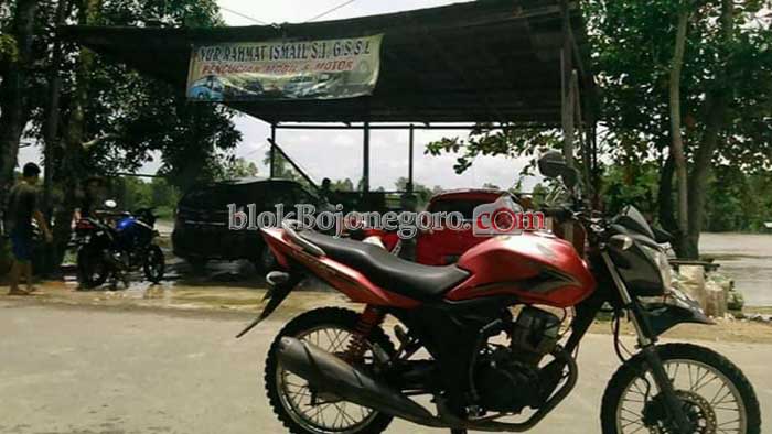 Tukang Cuci Kendaraan Kebanjiran Pelanggan
