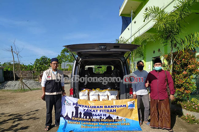 Bagikan Zakat Fitrah kepada Mustahik Yang Terdampak Covid-19