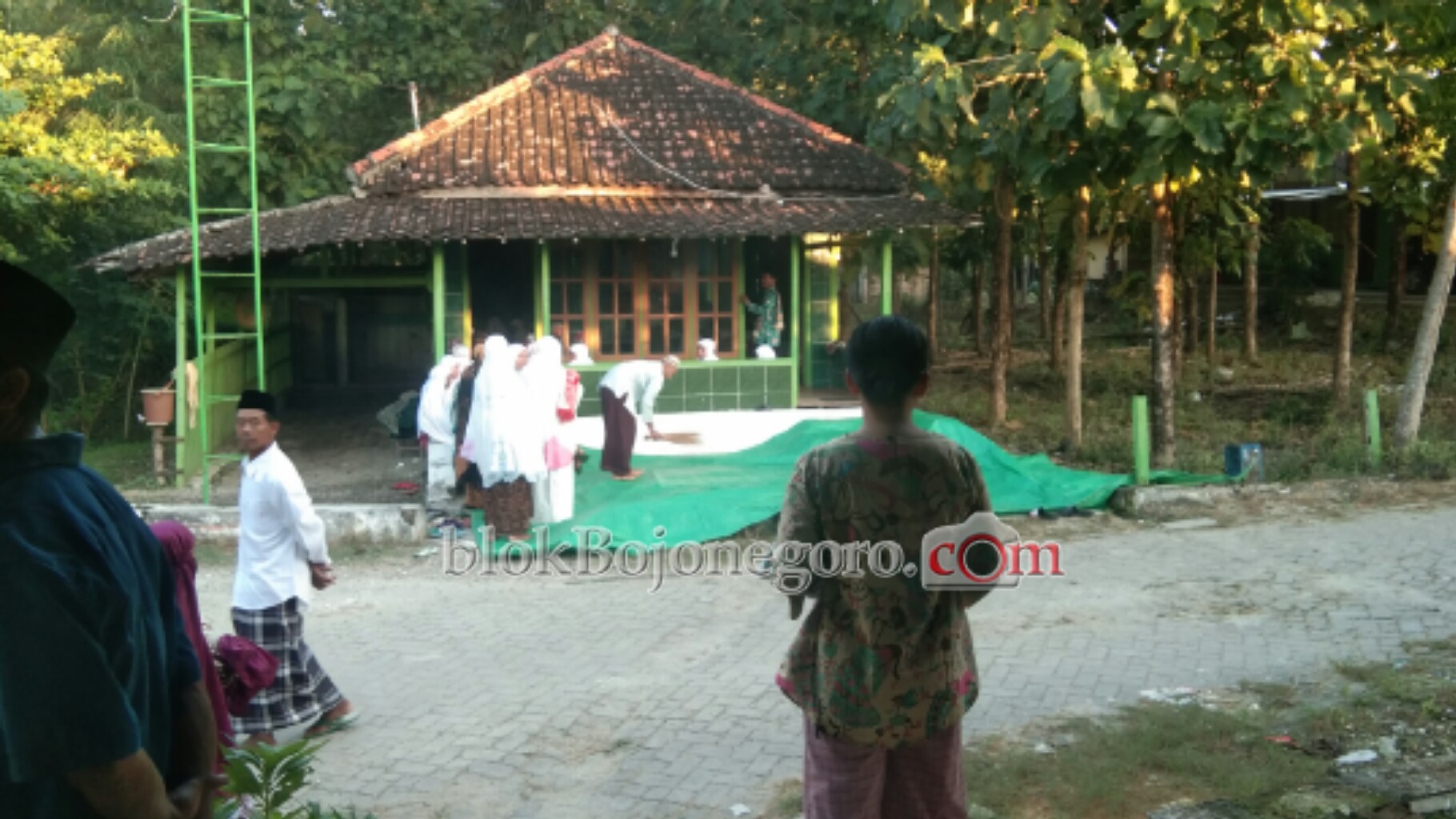 Warga di Desa ini Melaksanakan Salat Ied di Musala