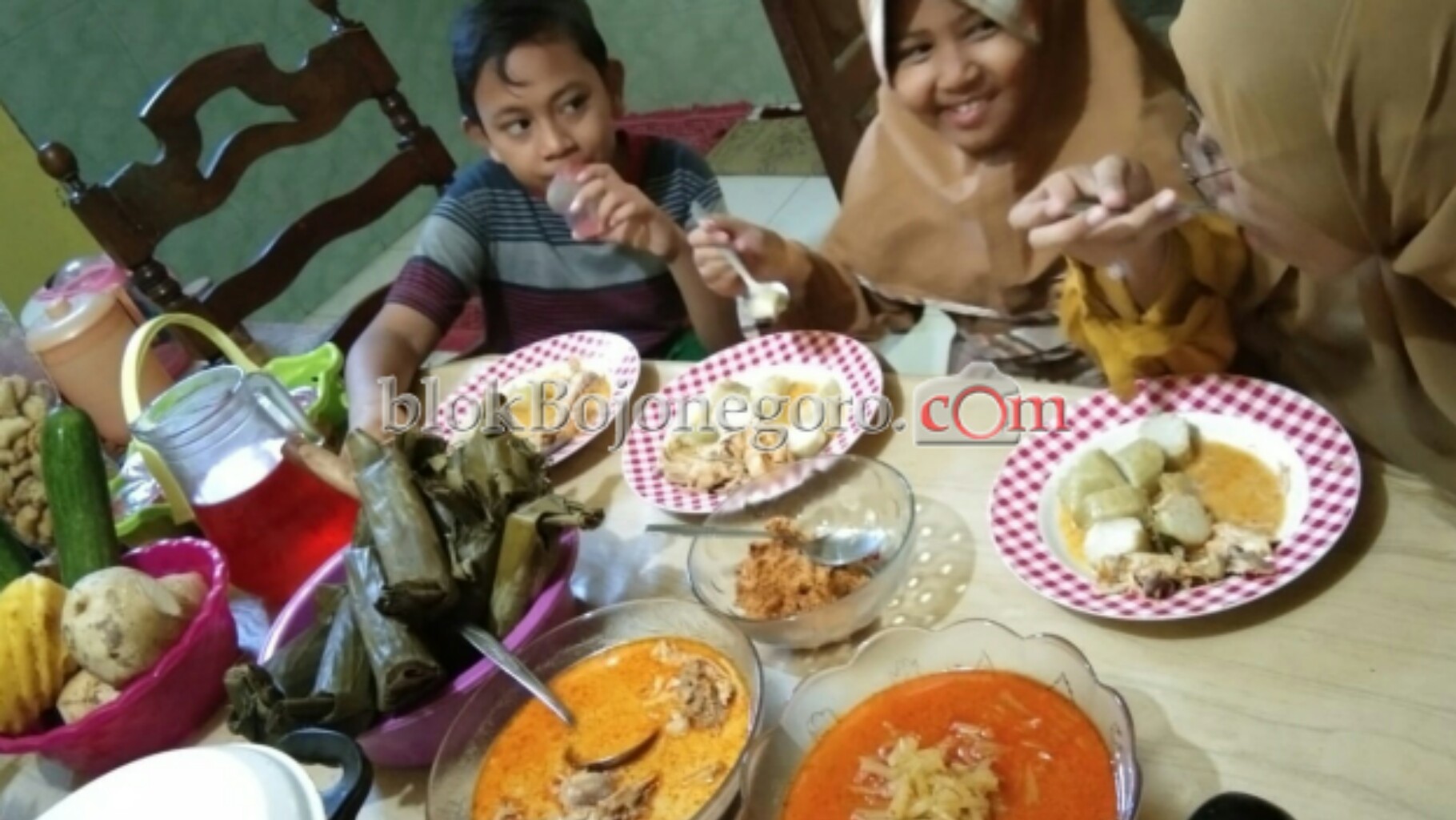 Tradisi Memasak Lontong Ketupat Opor Ayam Hingga Munjung