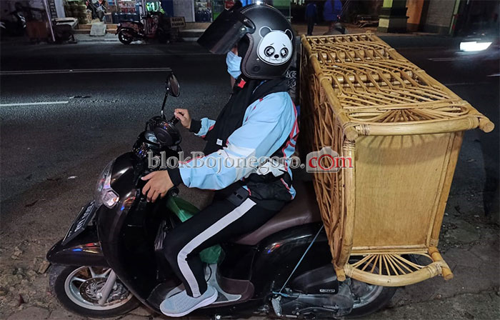 Di Tengah Pandemi Ojol Andalkan Jasa Antar Makanan dan Barang