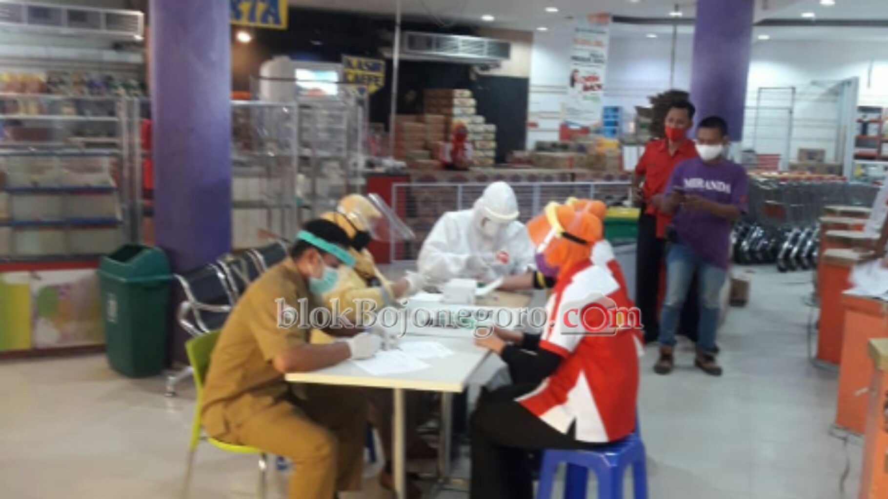 165 Karyawan Supermarket dan Pabrik Rokok Rapid Test, Hasilnya Non Reaktif