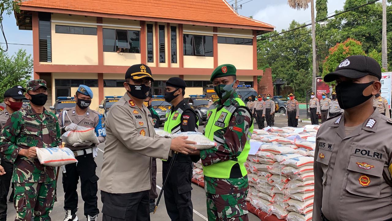 Mabes Polri Distribusikan 2000 Paket Beras di Bojonegoro
