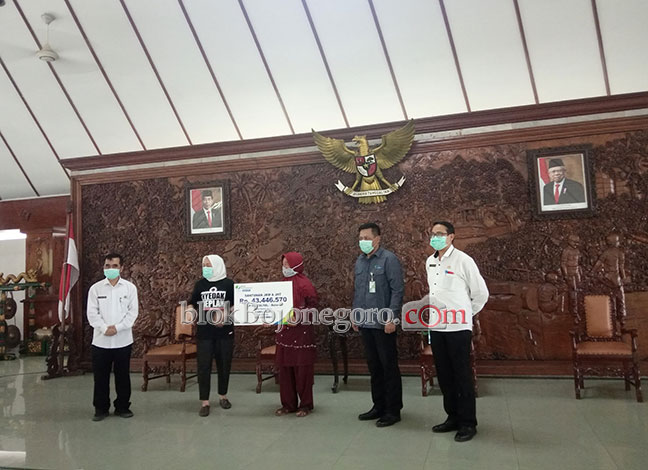 BPJS Ketenagakerjaan Serahkan Paket APD kepada Pemkab Bojonegoro