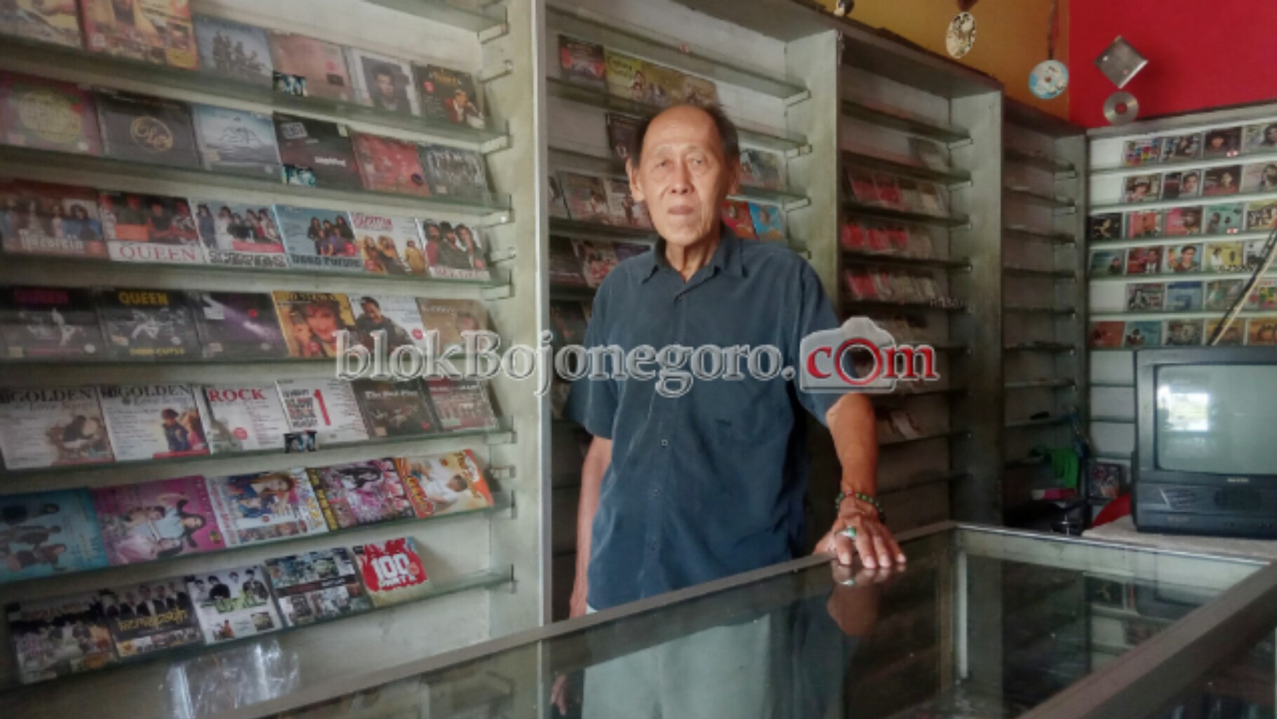 Meski Tergerus Zaman, Penjual Kaset Pita Hingga VCD Masih Tetap Eksis