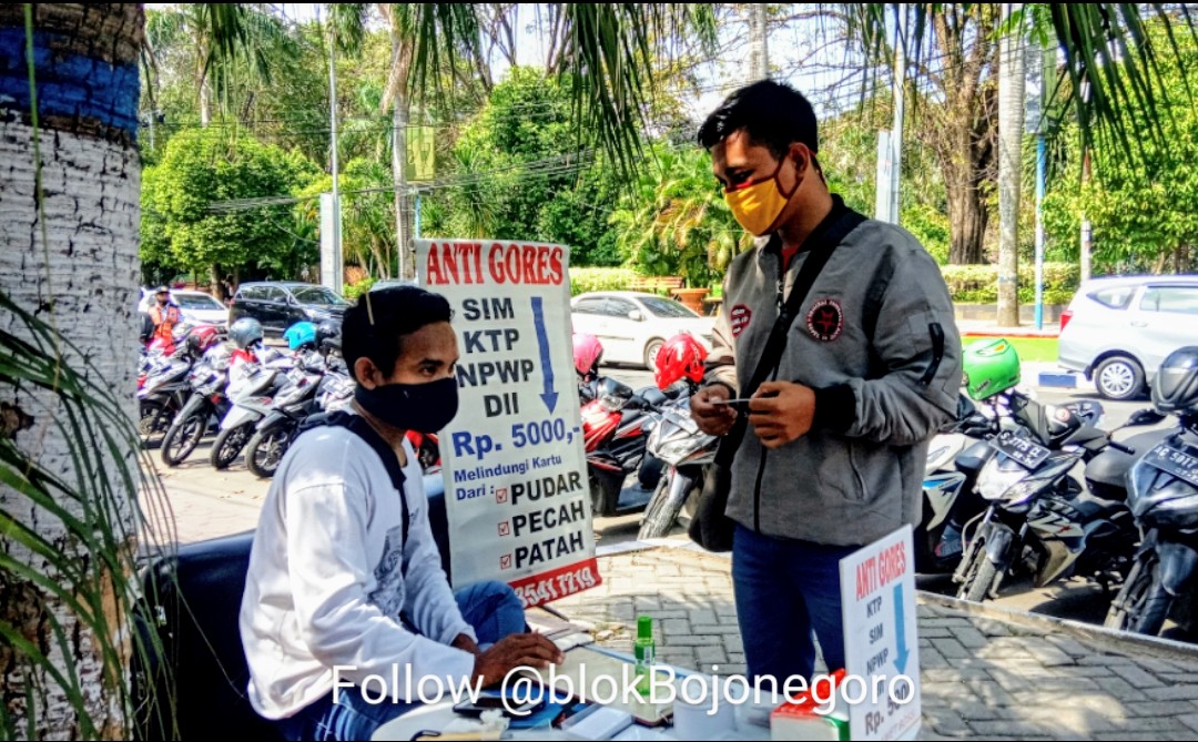 Pemohon SIM Ramai, Jasa Anti Gores Kebanjiran Rejeki