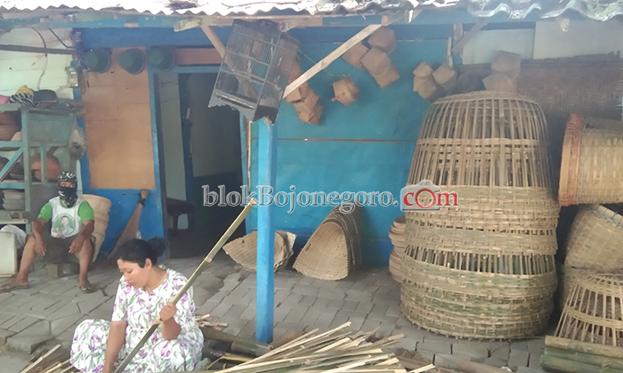 Semangat Raup Rupiah dari Anyaman Bambu