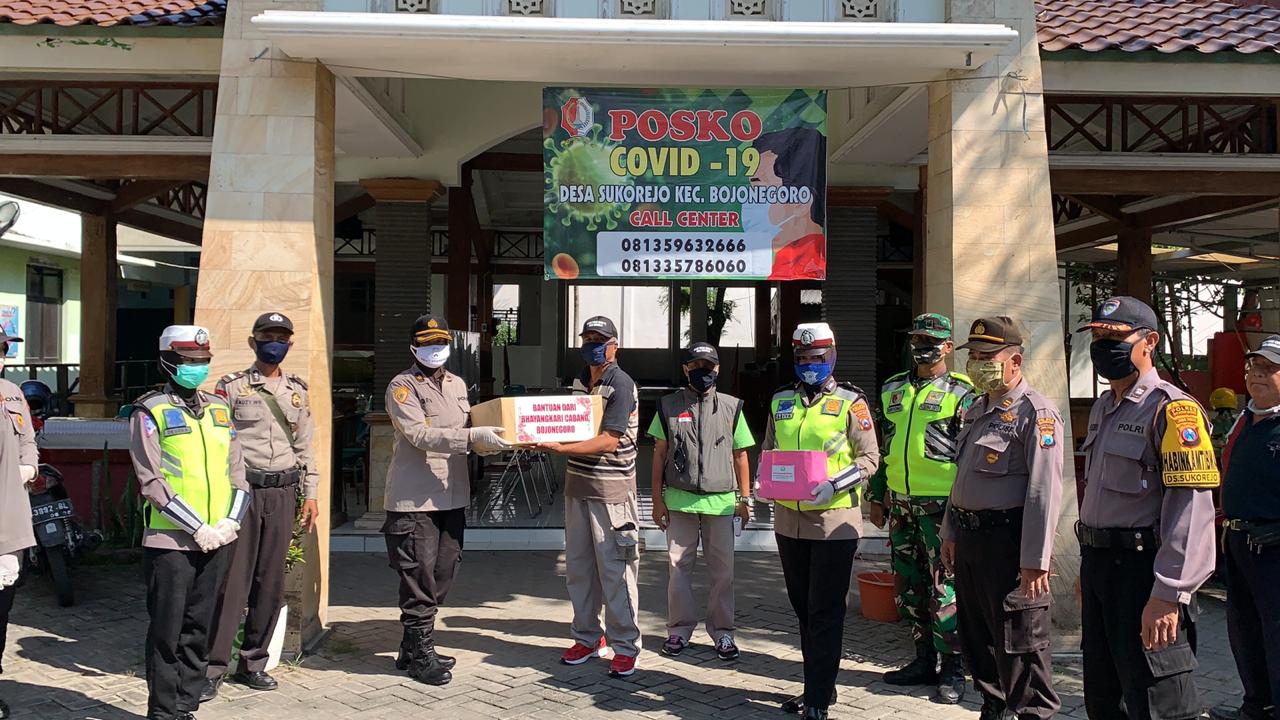 Bhayangkari Bojonegoro Bagi Paket Suplemen dan Masker untuk Posko Covid-19