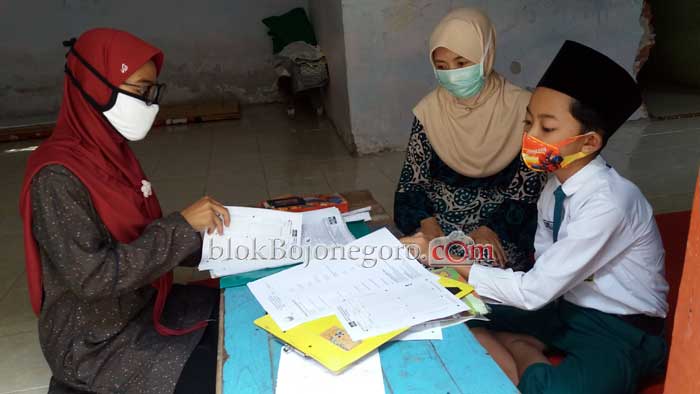 MI ini Antarkan Soal PAT ke Rumah Siswa untuk Kenaikan Kelas