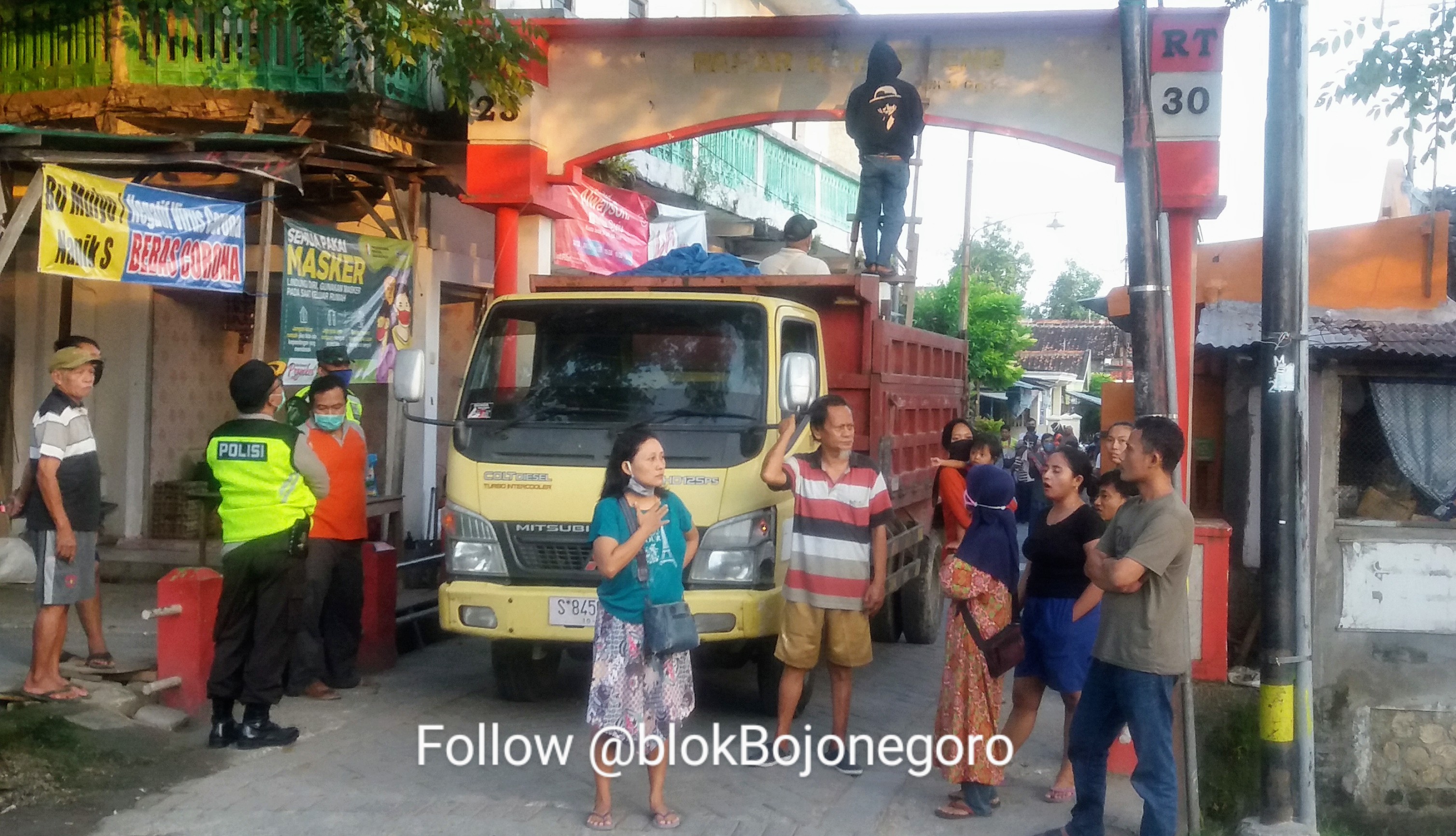 Kembalikan Wilayah Pemukiman, Gapura Pasar Krempyeng Diganti