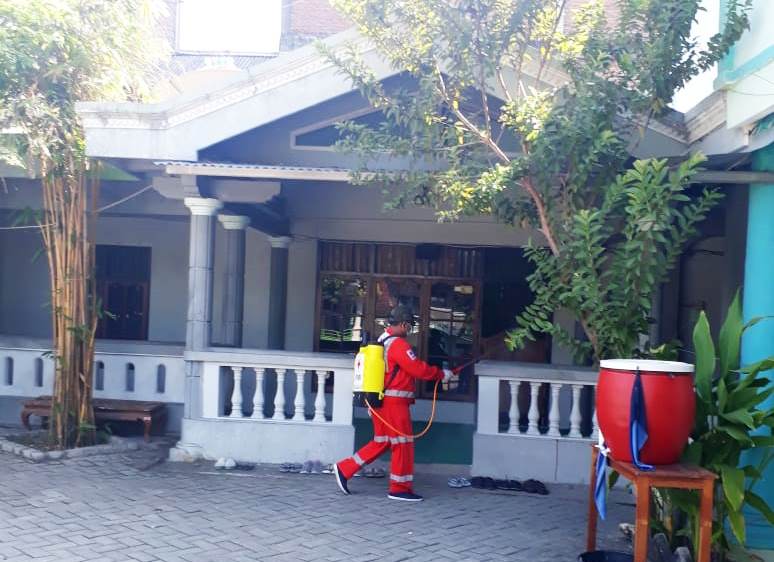 PMI Bojonegoro Kembali Semprotkaan Disinfektan ke Sejumlah Ponpes