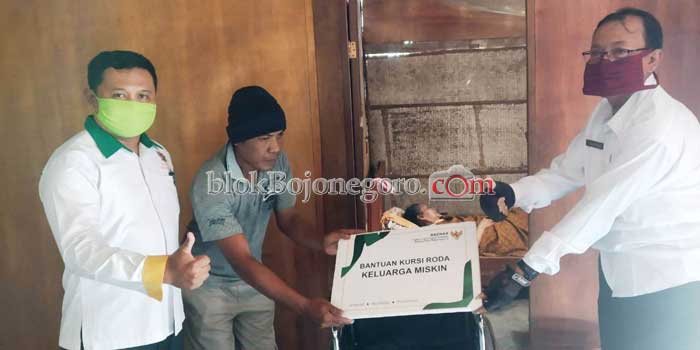 Baznas Salurkan Bantuan Kursi Roda di Desa Suwaloh