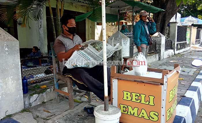 Dampak Covid, Jual-Beli Emas Pinggir Jalan Sepi