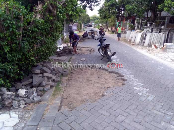 Pelebaran Jalan, Warga Kedaton Bongkar Paving untuk Pekarangan