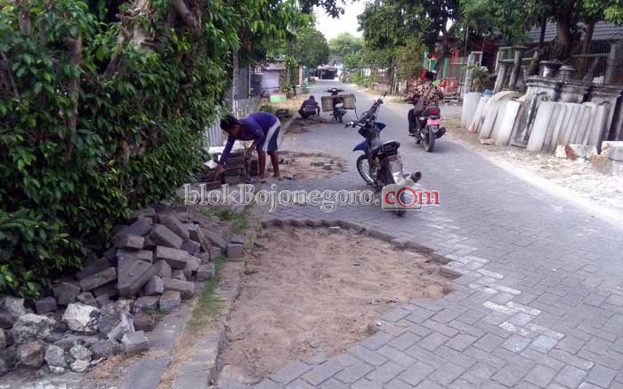 Kades: Paving Diminta untuk Masjid, Musala dan Madrasah