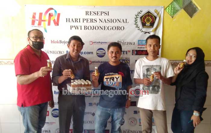Peduli Wartawan Bojonegoro, Pria ini Berbagi Madu