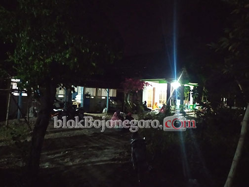 Warga Mengaji di Rumah Korban