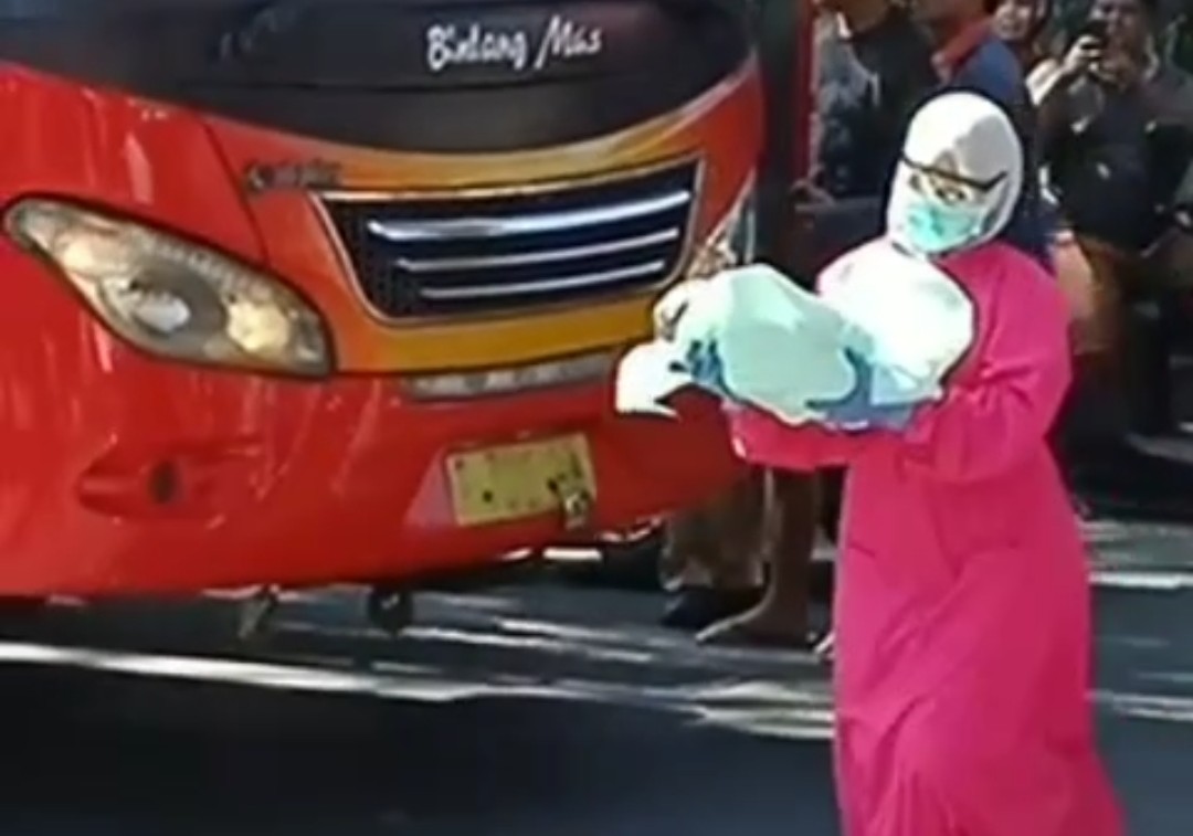 Menegangkan, Seorang Penumpang Melahirkan di Dalam  Bus